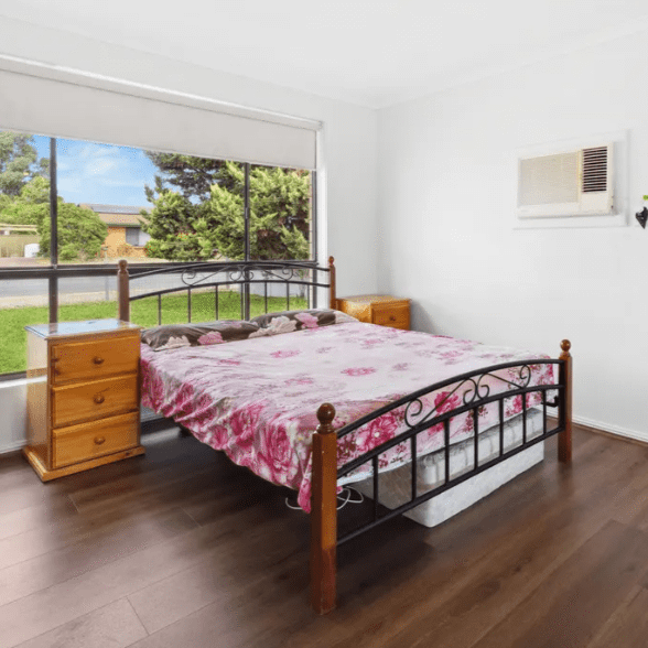 Para A bedroom with a bed and wooden floors